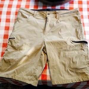 ZeroXposur Tan Cargo Shorts with Classic Style